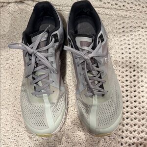 On Cloud-flow Men’s  running shoes in the Alloy Magnet colorway M 11.5